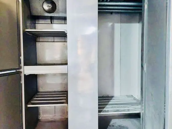 Refrigeradora vertical, interior fabricado por Kaiser Frío Industrial