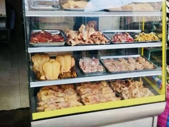 Mostrador refrigerado para aves fabricado por Kaiser Frío Industrial