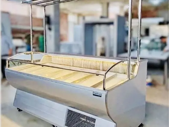 Mostrador iluminado de acero fabricado por Kaiser Frío Industrial