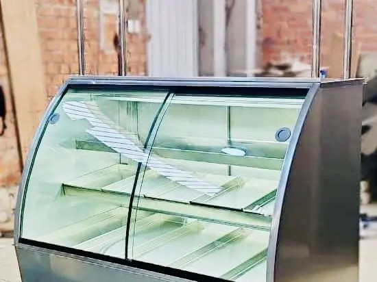 Vitrina pastelera curva fabricado por Kaiser Frío Industrial