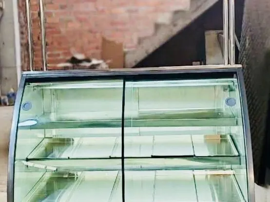 Vitrina recta de acero inoxidable fabricado por Kaiser Frío Industrial