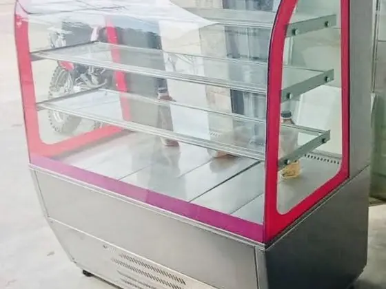 Vitrina curva refrigerada fabricado por Kaiser Frío Industrial