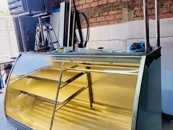 Vitrina curva con base de acero fabricado por Kaiser Frío Industrial