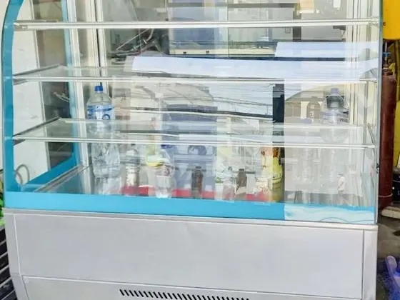 Vitrina curva refrigerada fabricado por Kaiser Frío Industrial