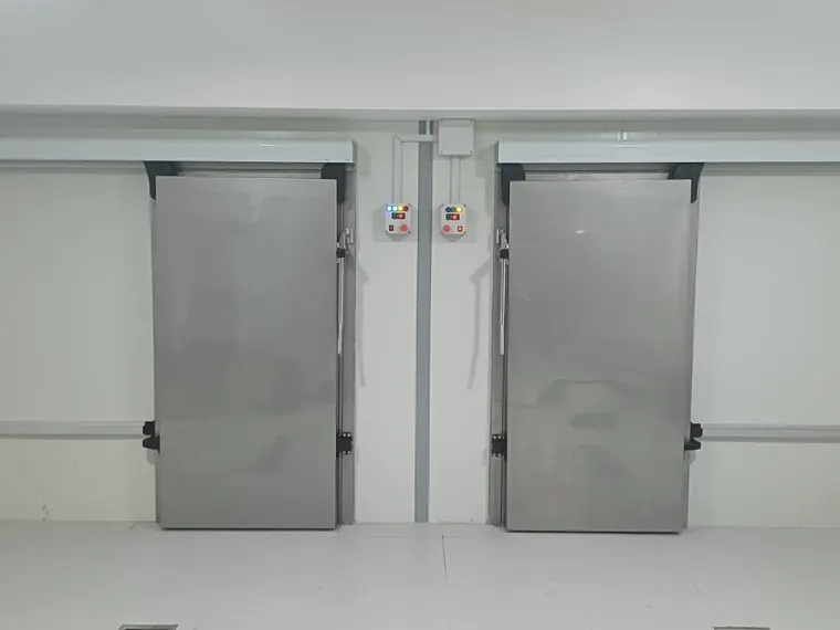 Cámaras gemelas con puertas corredizas fabricada por Kaiser Frío Industrial